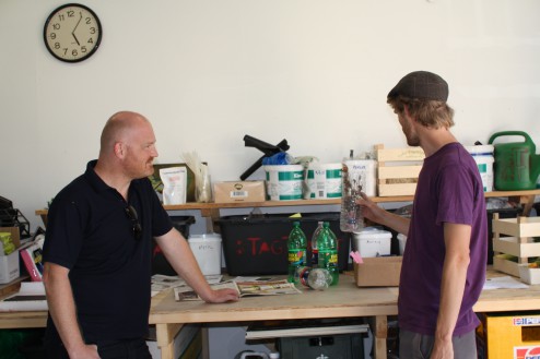 Vi viser Morten Kabell hvordan man nemt ud af en flaske kan lave en selvvandende krydderurtebeholder