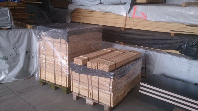 Indpakning til murerbaljer i lærketræ klar til afsendelse fra savværket. Lærketræet er FSC-mærket.