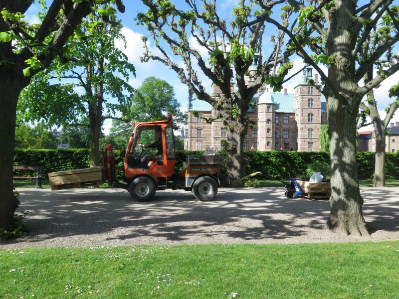 Transport af materialer til haven - de gode gartnere fra Kongens Have havde heldigvis en stærk traktor :-)