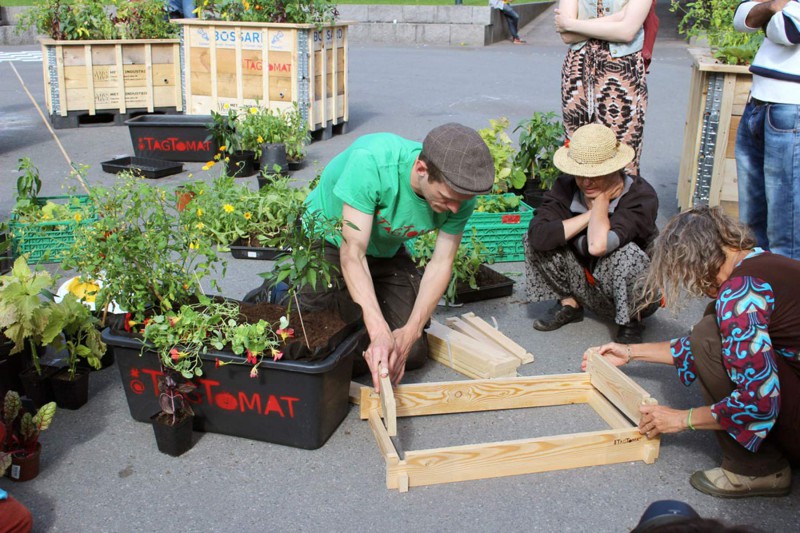 Participants help put together planters at a demonstration workshop given by TagTomat in Oslo in the beginning of august 2015
