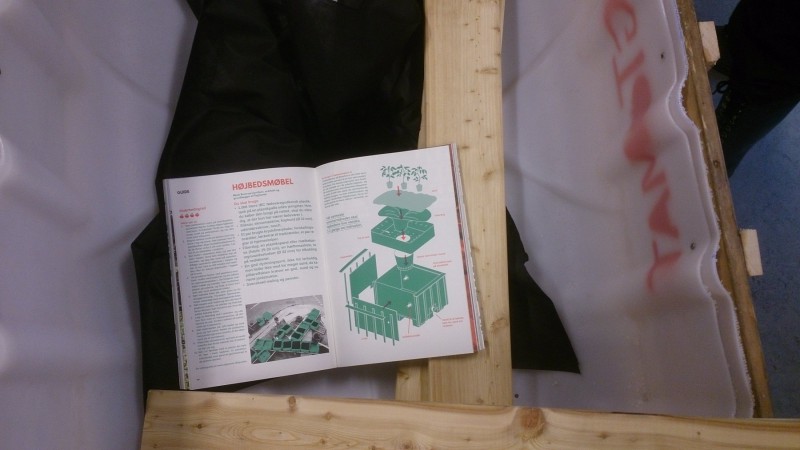 I bogen fra TagTomat indgår blandt andet en guide til at lave selvvandende højbedsmøbler.