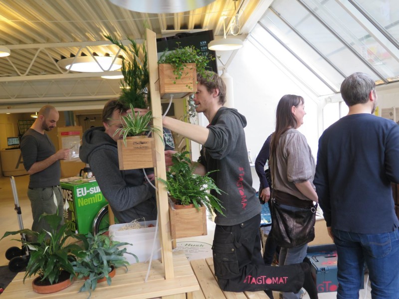 PlanteStativ med seriekoblede KøkkenKasser vises frem til workshop den 9. april på Valby Bibliotek